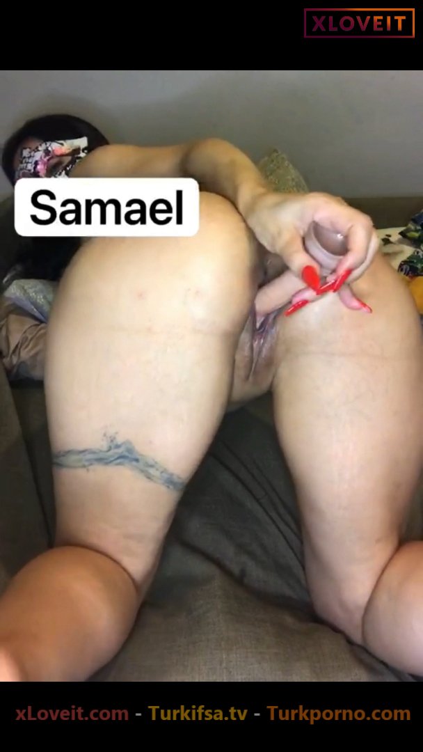 Tango Samael ifşa Domalıp ıslak amına dildo soktu